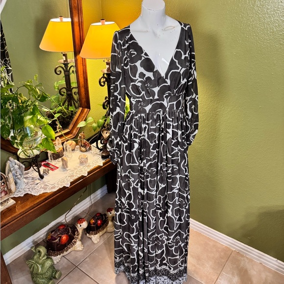 Chic Black and White Floral Long Sleeve Dress - Picture 1 of 14